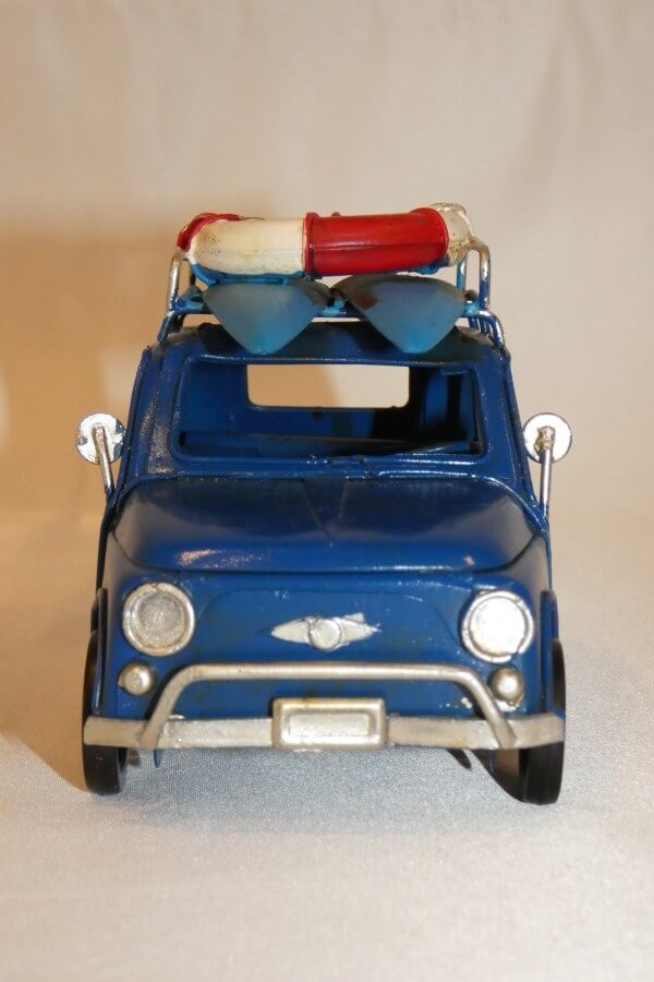 Fiat 600 bleue en route pour les vacances