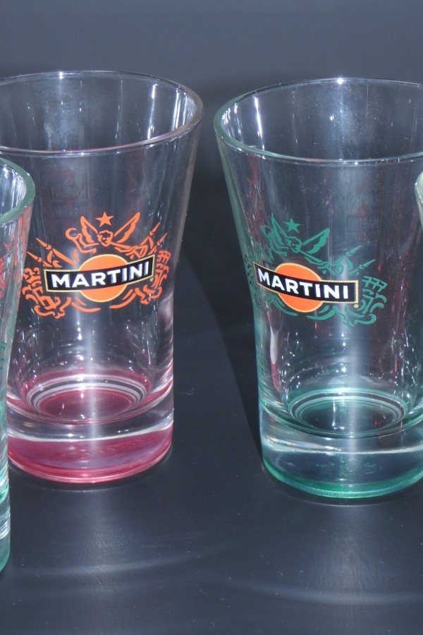 vue rapprochée verres Martini vert et rouge