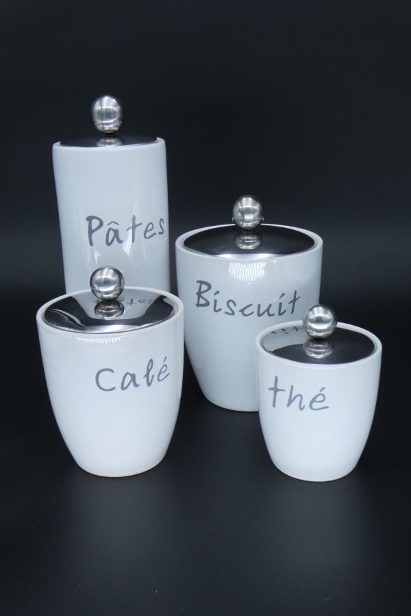 Ensemble de 4 pots pour la cuisine fermés