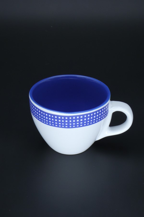 Petite tasse blanche avec frise bleue à carreaux blancs