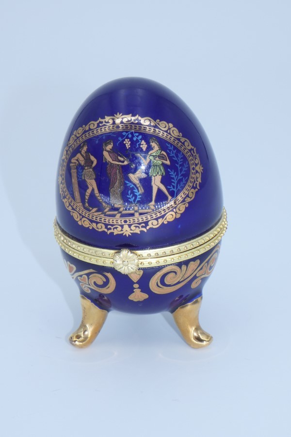 Oeuf en porcelaine bleu fermé