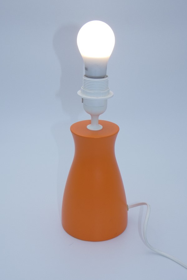 Lampe orange style vintage en céramique allumée