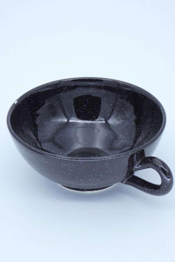 1 tasse noire mouchetée seule côté gauche