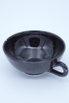 1 tasse noire mouchetée seule côté gauche