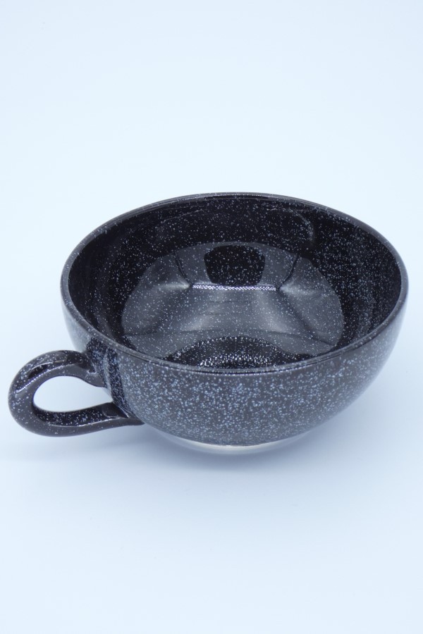 1 tasse noire mouchetée seule côté droit