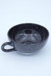 1 tasse noire mouchetée seule côté droit