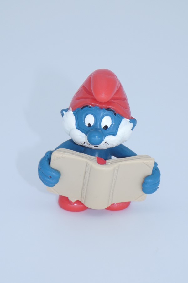 Image de face du Grand Schtroumpf lisant un livre