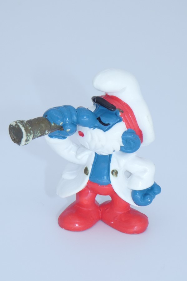 Image de profil du Grand Schtroumpf capitaine regardant dans une longue vue