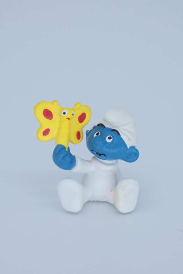 Image du Bébé Schtroumpf avec papillon vu de 3/4 gauche