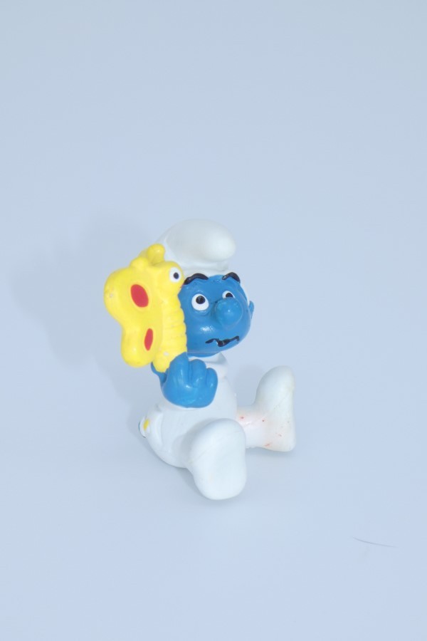 Image du Bébé Schtroumpf avec papillon vu du profil droit