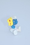 Image du Bébé Schtroumpf avec papillon vu du profil droit