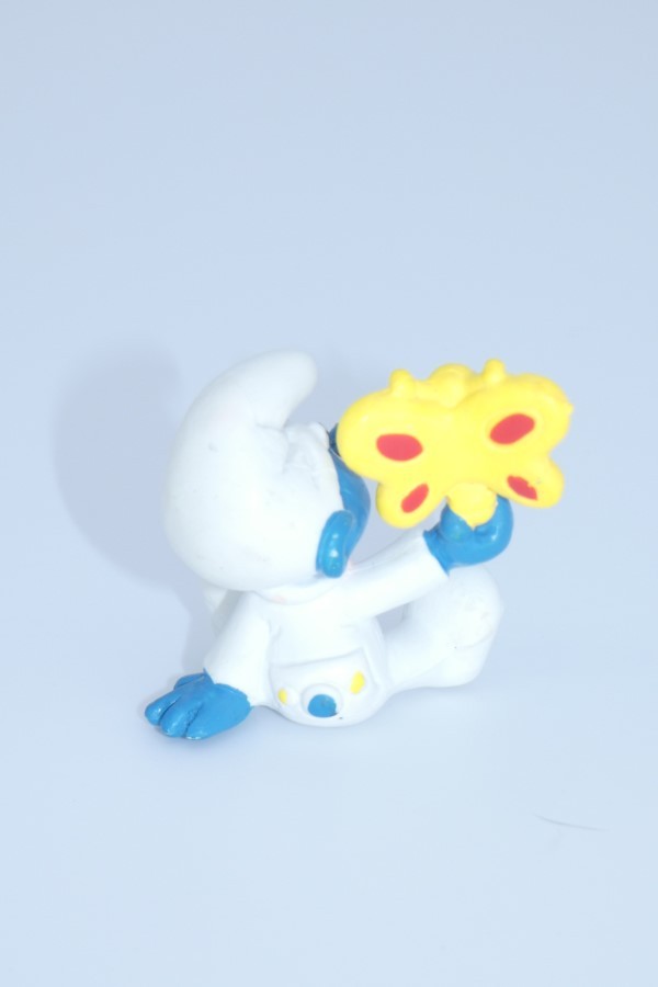 Image du Bébé Schtroumpf avec papillon vue du dos
